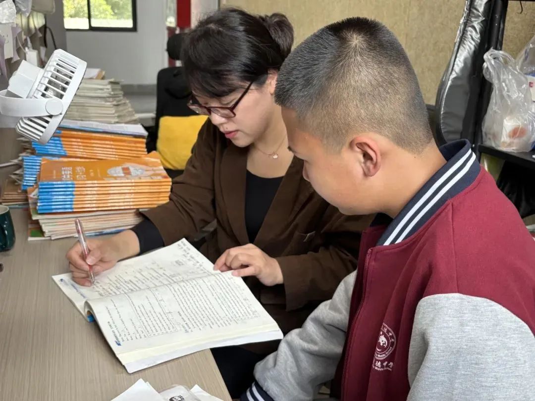 【超德德育】“实力少年”张承俊：用 “暖心优生” 人设，成功 “圈粉” 全班 | “奋斗的青春最美丽