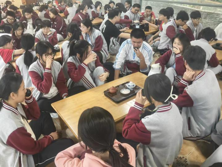 【超德德育】课堂之外,天地更宽!超德中学研学现场,军歌与茶香齐飞,竞技共冰壶一色