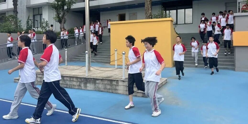 【超德德育】给孩子的书包里,再装一份沉甸甸的“平安” | 超德中学消防演练,全员“火”速通关