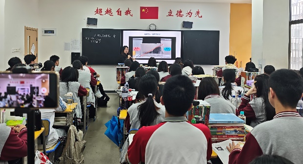 【超德教研】感性的诗意，理性的思辨：一堂文科课赋予我们的“另一种”力量