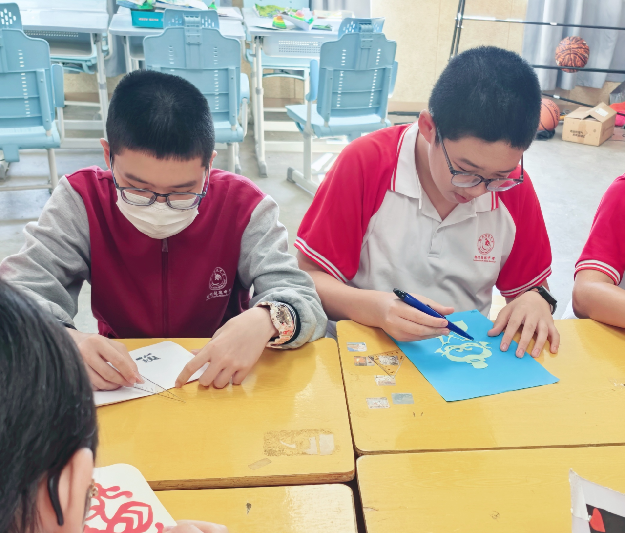 【超德教研】一折一剪一世界：八年级剪纸活动，将数学的种子埋进艺术的土壤