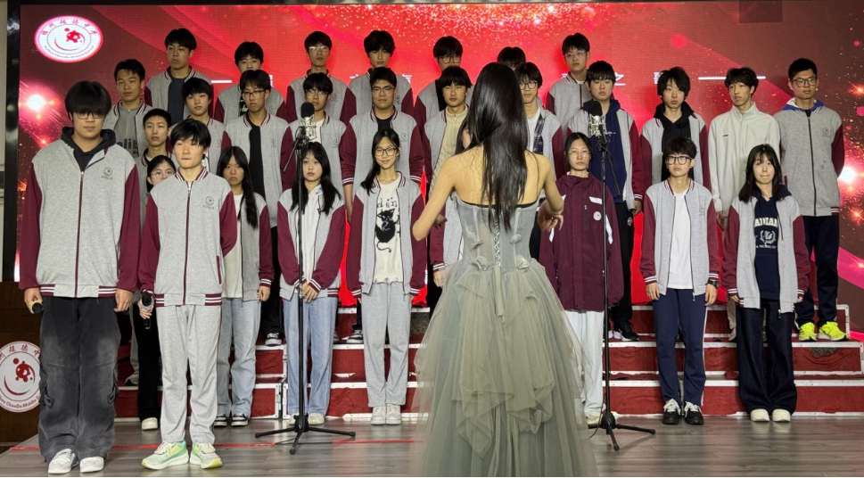 【超德德育】他们用《隐形的翅膀》飞过迷茫，用《勋章》照亮前路——歌声与欢笑，定格最美的高二时光