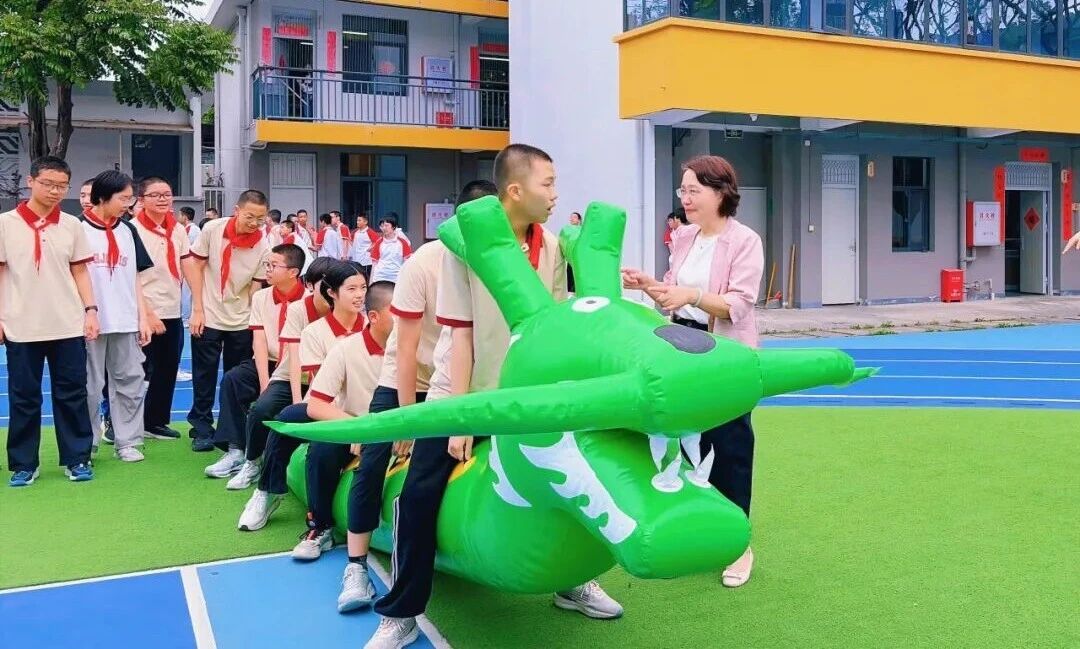 【超德德育】脚步齐，齐声喊，奋力跑，笑着赢！超德中学操场上演“陆地版赛龙舟”
