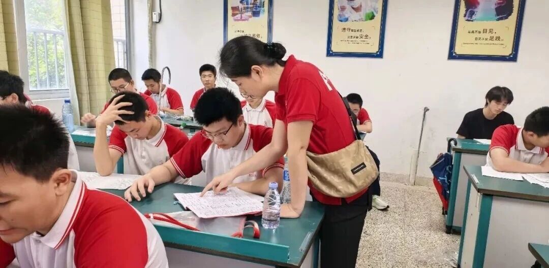 【超德德育】手握三年锋芒，身披超德守护，今日初三学子全力冲刺中考